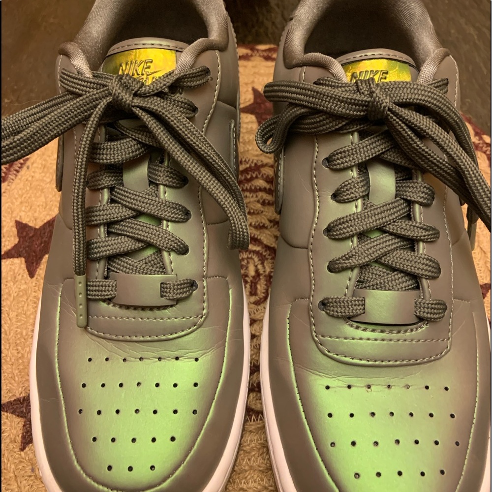 EUC Nike Air Force 1 ( Chamaeleon ) in color